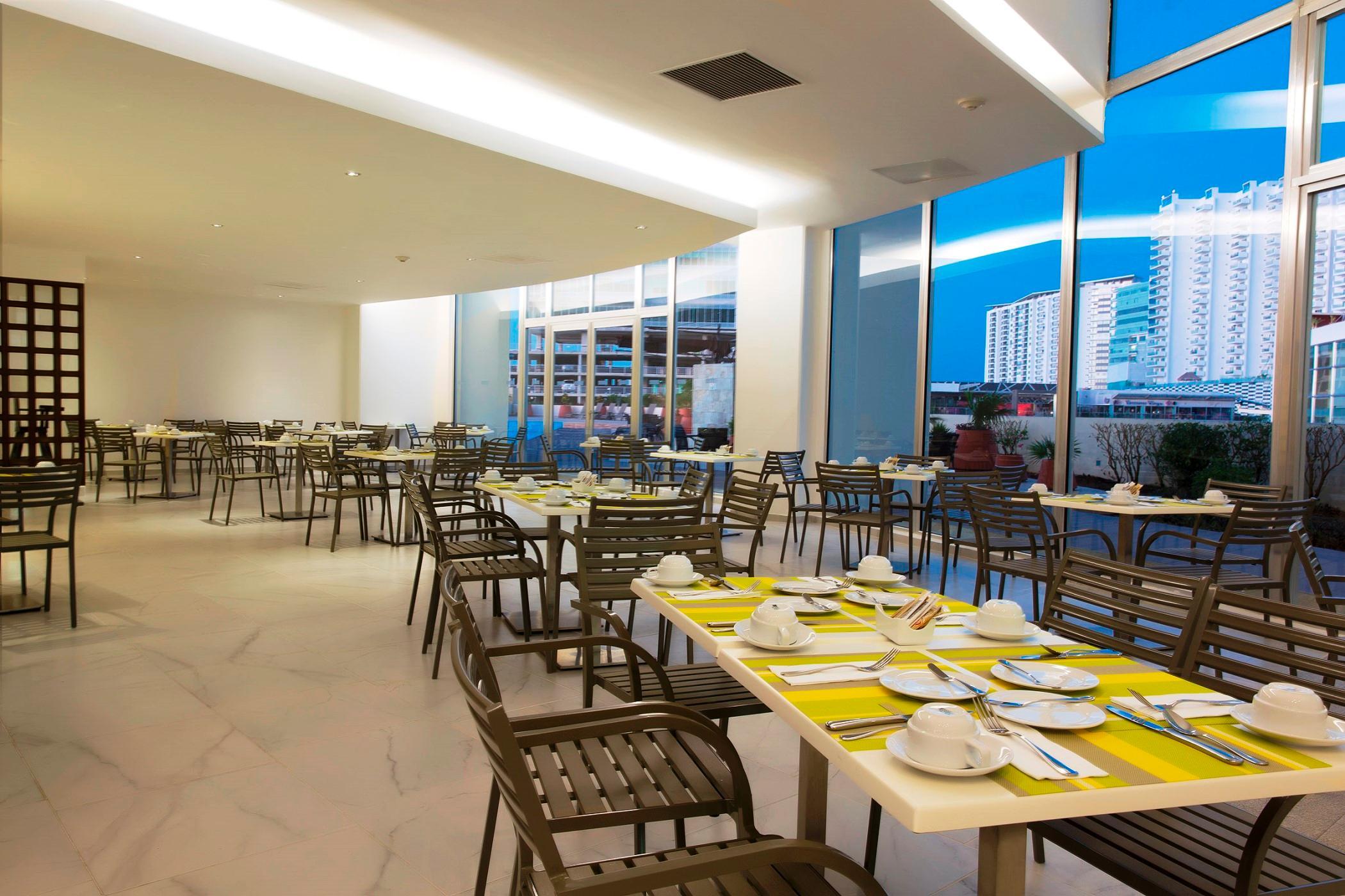 Krystal Urban Cancun & Beach Club Exterior photo